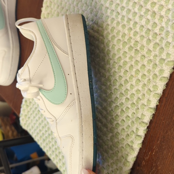 Nike shoes - Picture 3 of 4